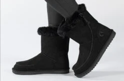Black BILLY Cozy Boots -Shoes Promotion Store BK21304 001 studio standing 1 940x614 ec4fba77 f5e6 400c 8799 4b6ec088d85a