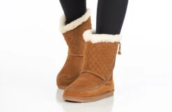 FINAL SALE - Chestnut BILLY Cozy Quilt Lux Boots -Shoes Promotion Store BK21326 250 studio standing 2 940x614 935edb94 e79e 40ac 9f60 e212cdffd0eb