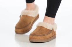 Chestnut BILLY Cozy Slippers -Shoes Promotion Store BK22446 250 studio standing 2 940x614 19751d46 da96 4906 9ef1 d7e60eea1d84