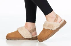 Chestnut BILLY Cozy Sling Scuff -Shoes Promotion Store BK22447 250 studio standing 1 940x614 3d2ded04 ec51 4ac2 879b cbc9e671d1e3