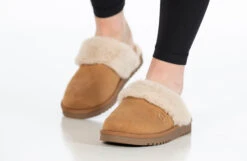 Chestnut BILLY Cozy Sling Scuff -Shoes Promotion Store BK22447 250 studio standing 2 940x614 c6b042ef 0138 47e3 9ec5 e2923ae99cba