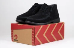 FINAL SALE - Men's Black BILLY Chukkas -Shoes Promotion Store BM20312 001 studio 1 940x614 da974e47 527f 4ab4 b16f 02f2531be274