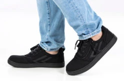 Men's Black To The Floor BILLY CS Sneaker Low Tops -Shoes Promotion Store BM22343 001 studio standing 1 940x614 414da9e9 5e65 484d 9c14 bd82285f09a0