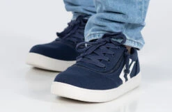 Men's Navy/White BILLY CS Sneaker Low Tops -Shoes Promotion Store BM22343 410 studio standing 2 940x614 29da2d9f 25b1 4eb9 9a2b 126ba227178e