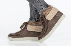 Women's Tobacco BILLY Cuffs -Shoes Promotion Store BW22341 220 studio standing 1 940x614 317abe2f 1405 4a21 98b2 27e2795dc60f